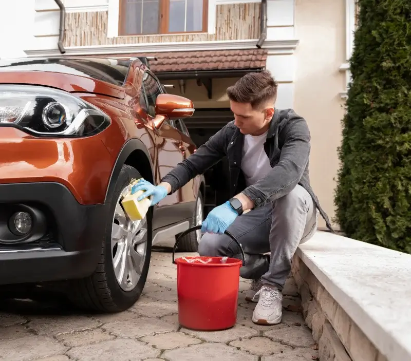 Lavage auto à domicile Cazères-sur-l'Adour : professionnel intervenant sur un véhicule